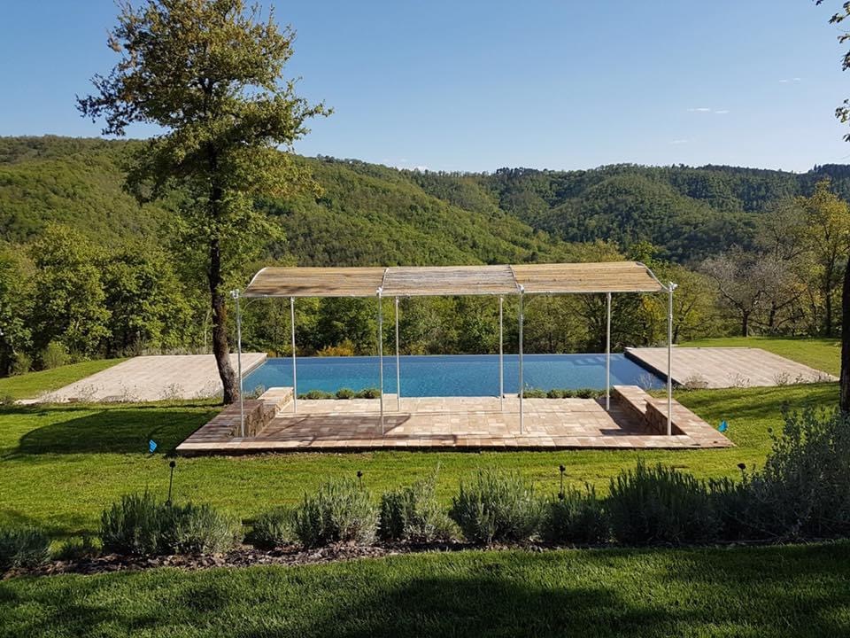 Piscina con gazebo