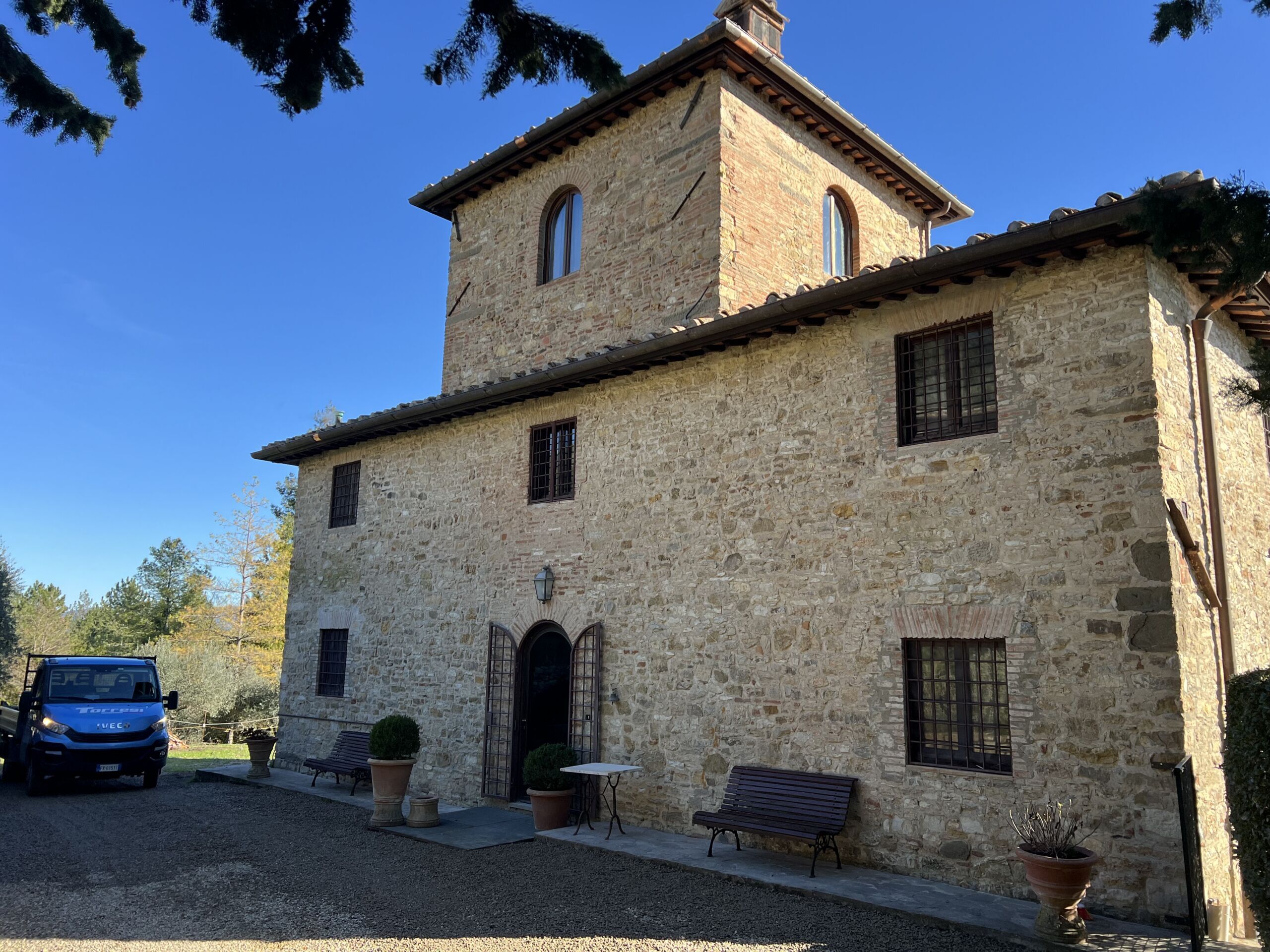 Restauro finito della casa con impalcatura